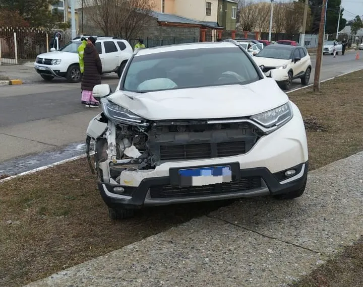Conductora chocó contra un vehículo estacionado y se arrojó de su camioneta  (3)