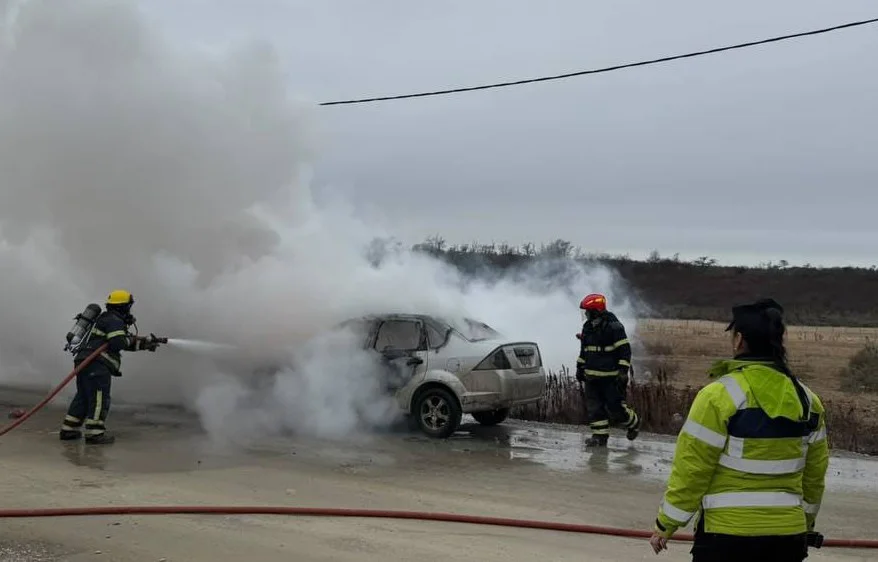 Por un desperfecto mecánico un automóvil se incendió mientras circulaba en Tolhuin