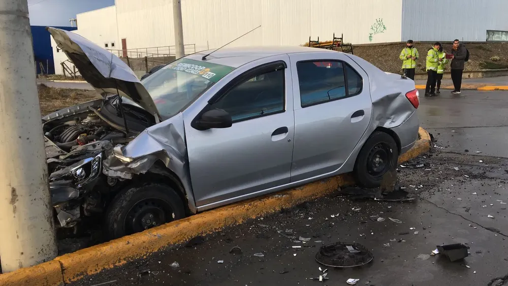 Una mujer terminó hospitalizada tras un violento choque frente al natatorio de Chacra II (1)