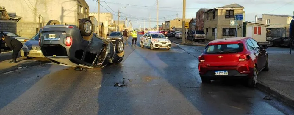 Conductor alcoholizado chocó un vehículo estacionado y terminó volcando