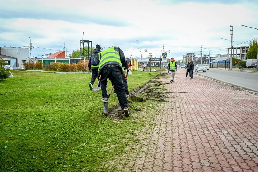 Se realizan trabajos de embellecimiento sobre el Paseo de las Rosas en Ushuaia  (3)