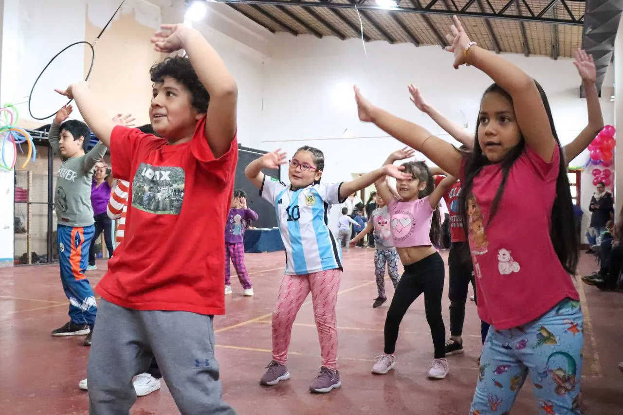 Una gran cantidad de chicos disfrutaron de diversas actividades en la ciudad de Tolhuin (3)