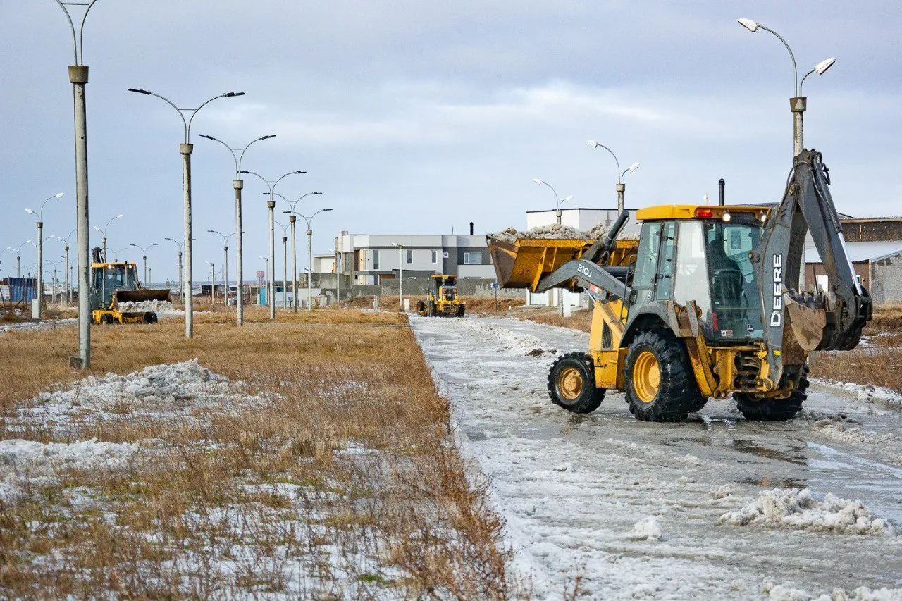 Intensifican los trabajos sobre las calles ante la presencia de hielo lavado (2)