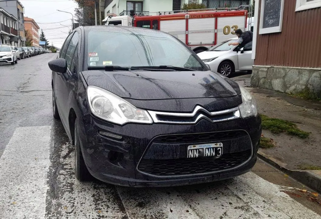 Automóvil chocó a una motociclista en Ushuaia quien terminó hospitalizada (1)