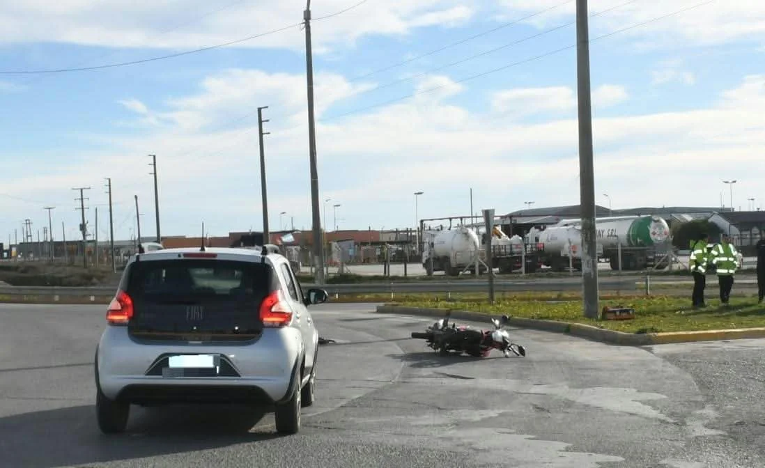 Un motociclista hospitalizado tras ser embestido por un automóvil