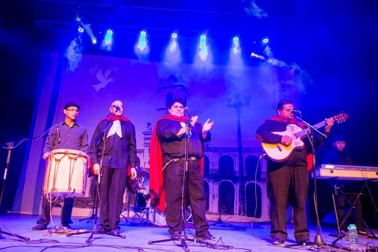 Vecinos de Ushuaia participaron de la vigilia folklórica “Esperando el 25” (2)