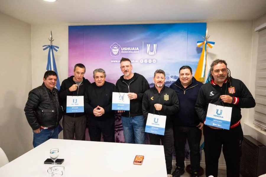 Autoridades del municipio junto a integrantes del Club Estudiantes de La Plata