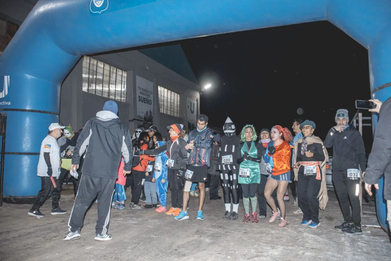Se desarrolló en Ushuaia la carrera nocturna en homenaje a “Víctor Quiñimpera” (5)