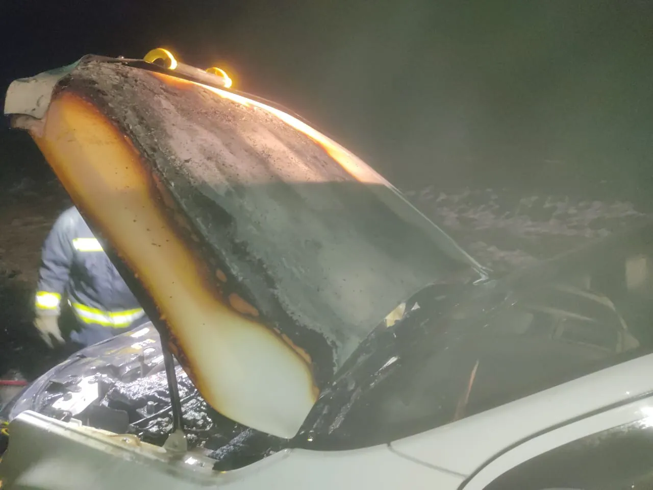 Una camioneta se incendió en horas de la noche mientras circulaba por la Ruta Nº3 (3)