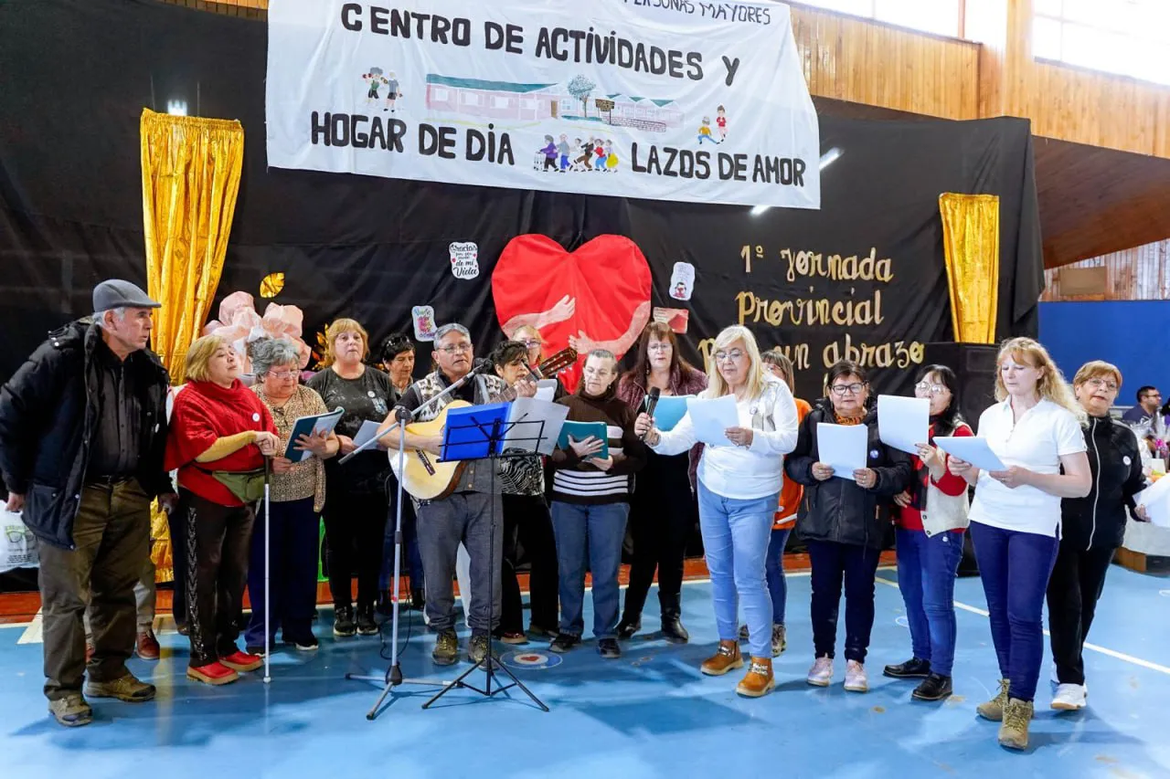 Abuelos de toda la provincia participaron del primer “Encuentro del Abrazo” (2)