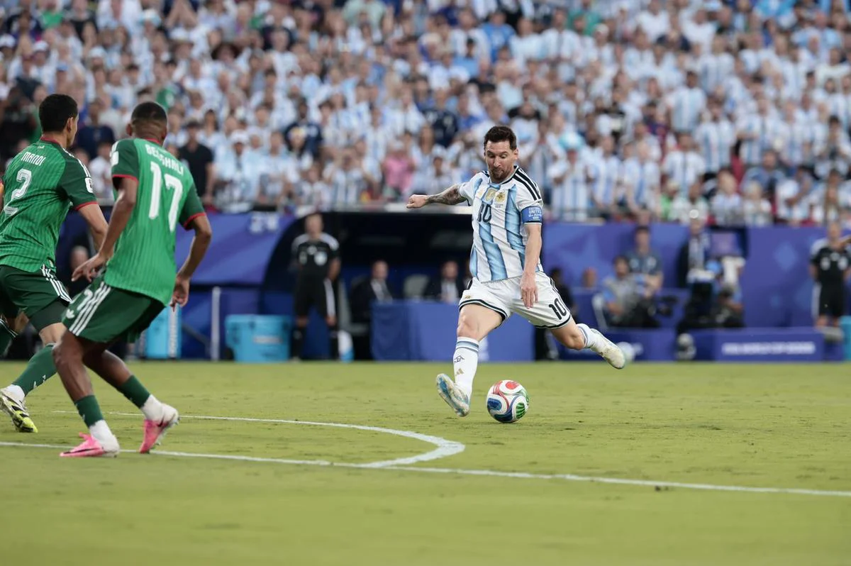 Argentina goleó a Argelia 3-0 en el debut