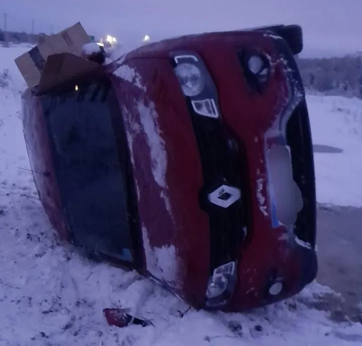 Automóvil protagonizó un despiste y vuelco debido al estado resbaladizo de la ruta (1)