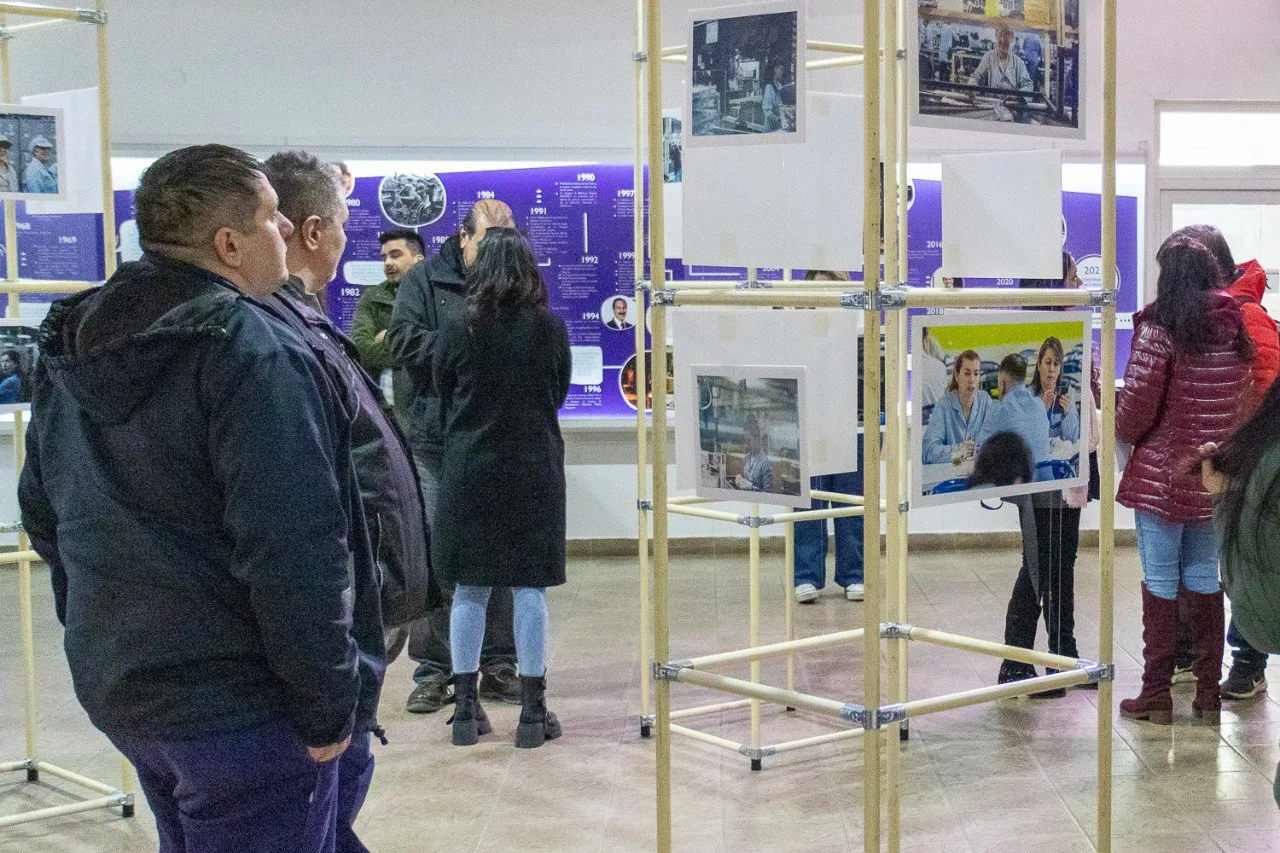 Comenzó la muestra fotográfica “Mujeres Metalúrgicas” en el museo Choquintel