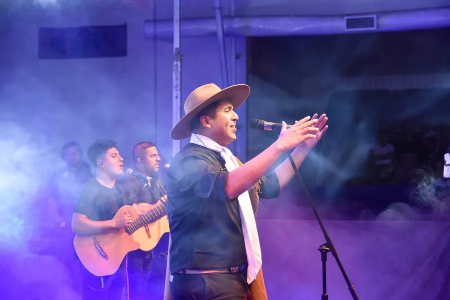 photo_5113916043956433042_y