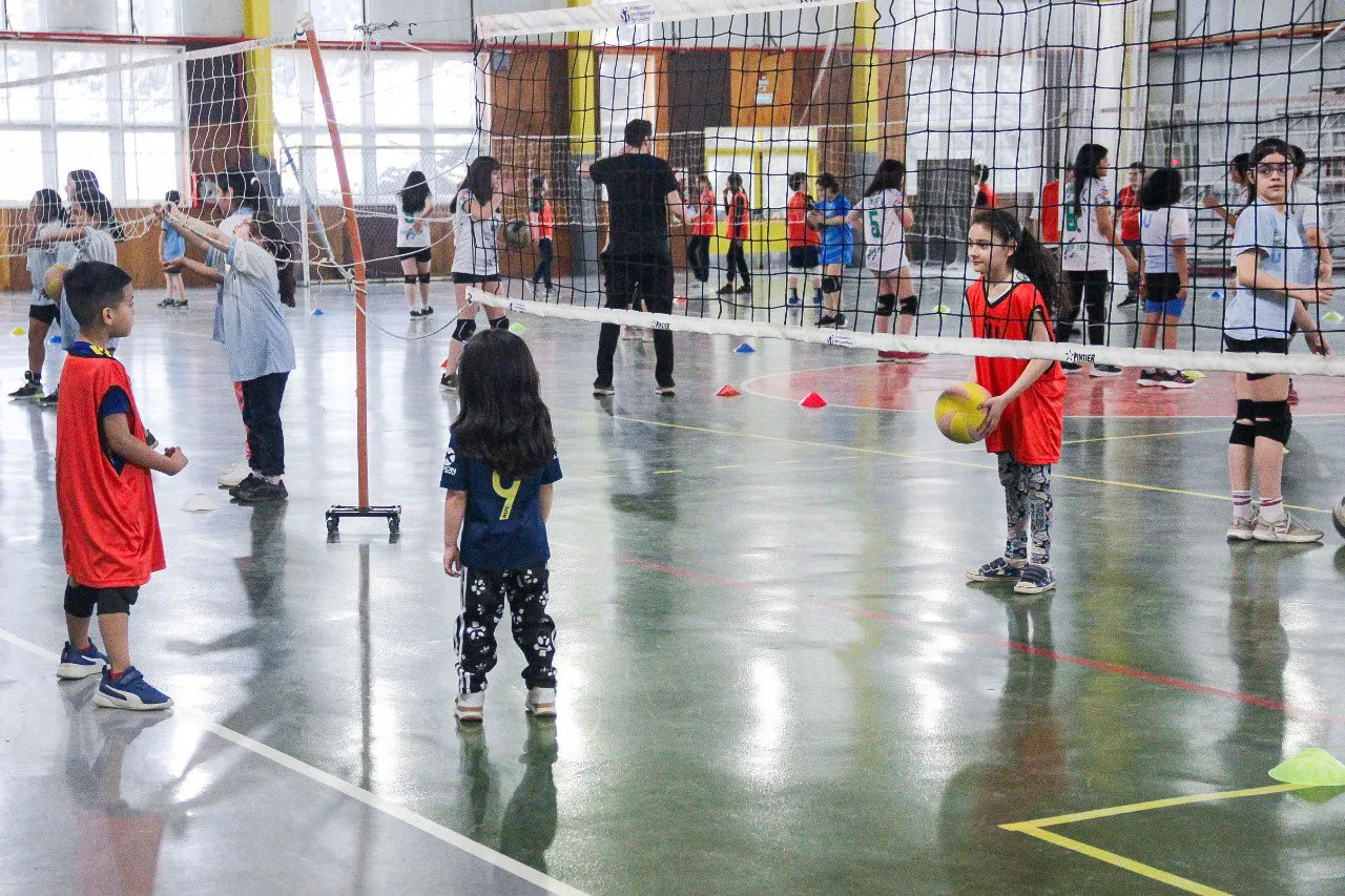 Se realizó en Ushuaia el 4° Encuentro de Mini Vóley con más de 80 chicos  (1)