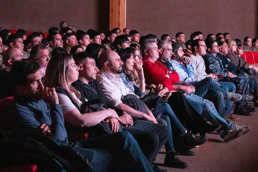 Se proyectó en Río Grande el adelanto de la primera serie filmada en la Antártida (2)