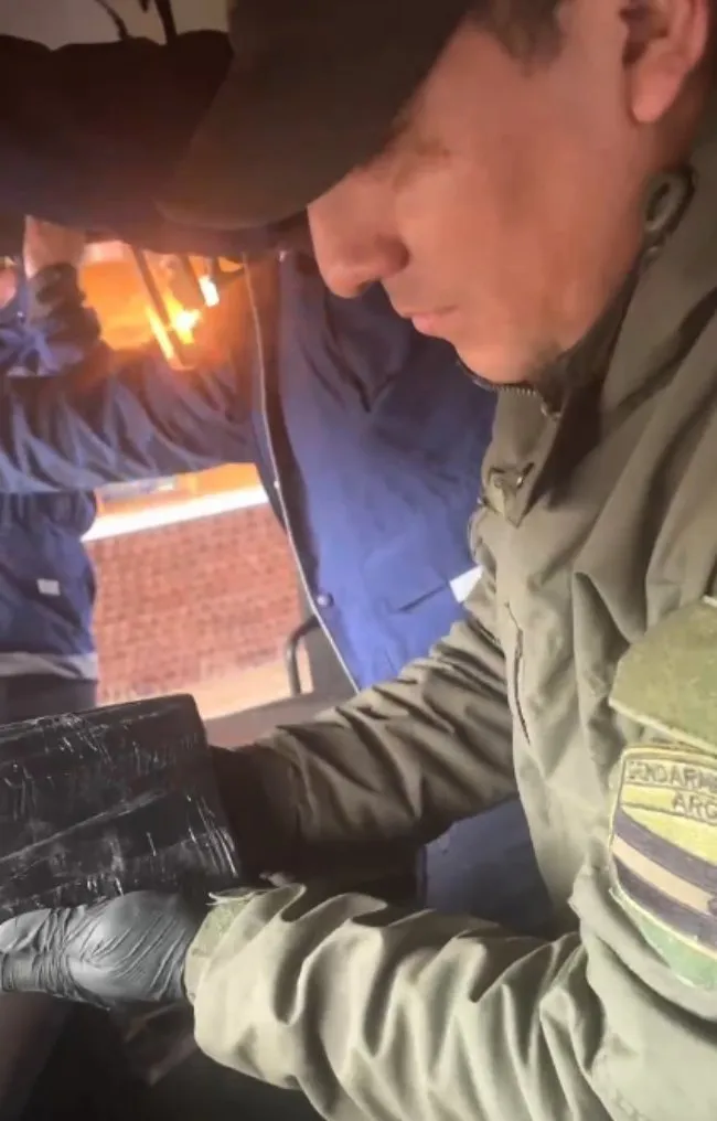 thumbnail_13 kilos de cocaína acondicionado en un camión - Tierra del Fuego