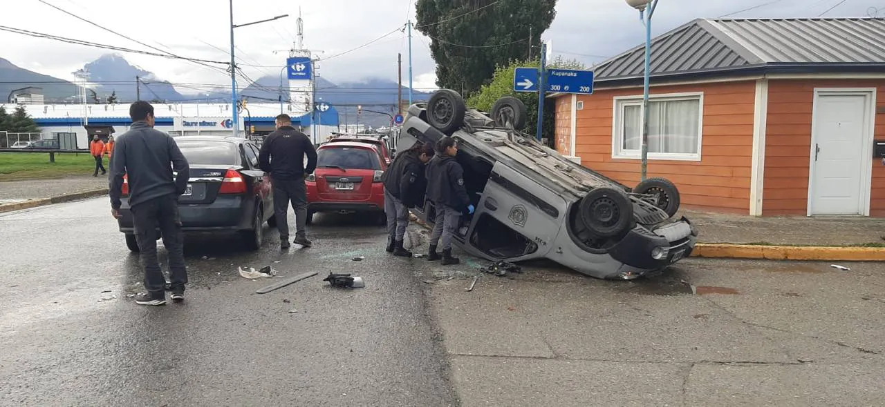 Un vehículo del servicio penitenciario transportaba una detenida y terminó volcando