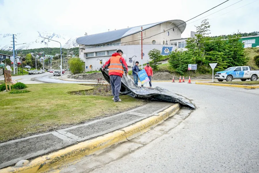Realizan trabajos de reacondicionamiento de veredas sobre la rotonda del Polivalente