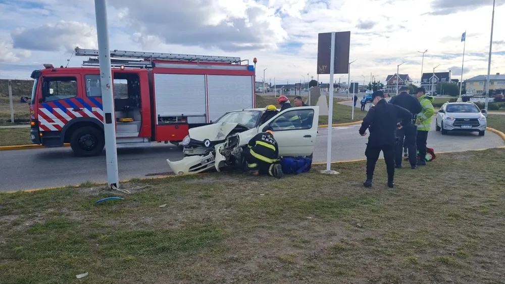 Automóvil chocó a metros del monumento de la Aviación dejando dos heridos