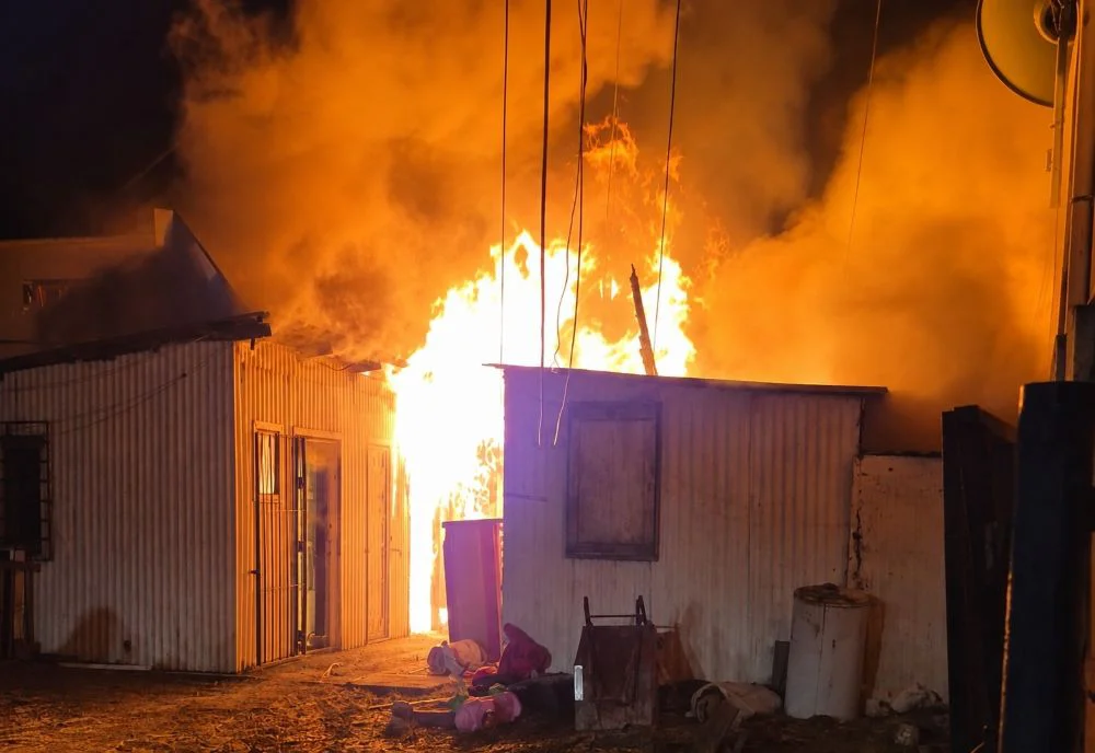 Una mujer murió y un adolescente sufrió graves quemaduras en un incendio