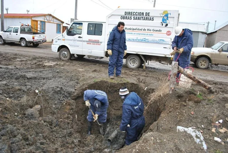 Máquina provocó la rotura de un caño dejando sin agua a los barrios San Martín y Chacra IX