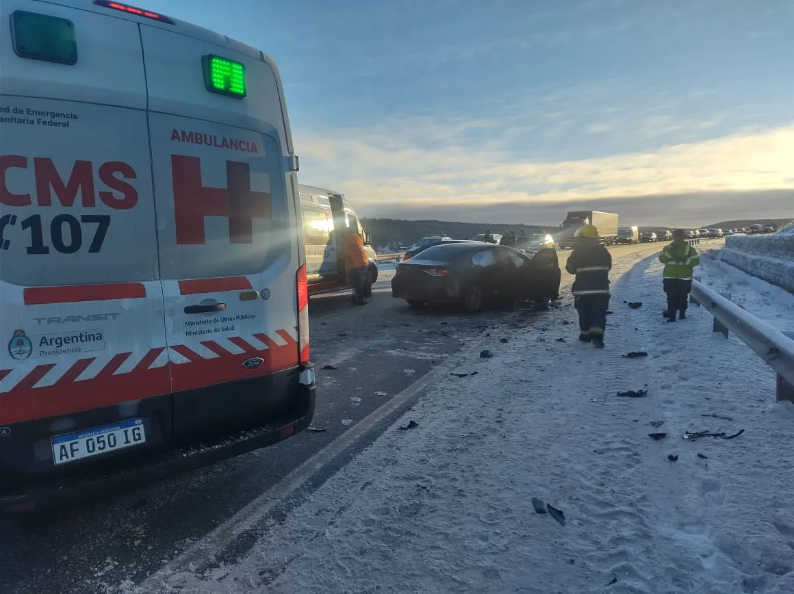 Impresionante choque frontal entre dos automóviles sobre la Ruta 3 dejó varios heridos  (2)