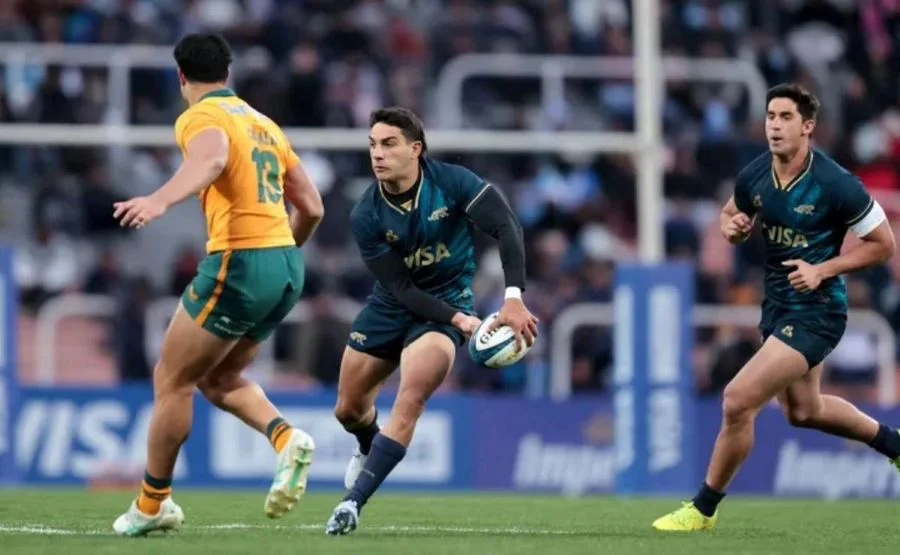 Los Pumas aguantaron con dos hombres menos y empataron 28-28 con Australia