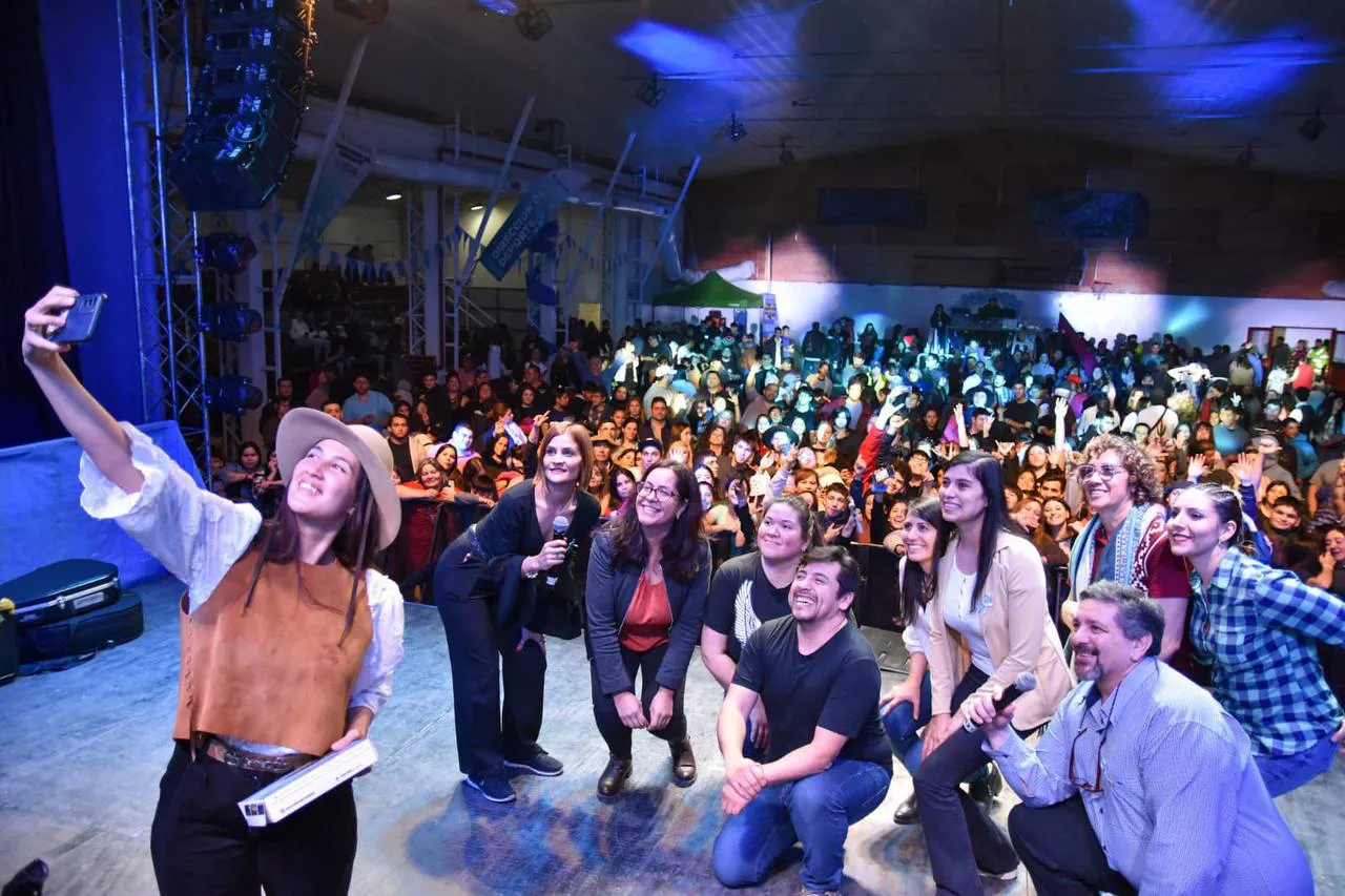 La ciudad de Tolhuin se sumó a la peña solidaria y revolucionaria por el 25 de Mayo (3)