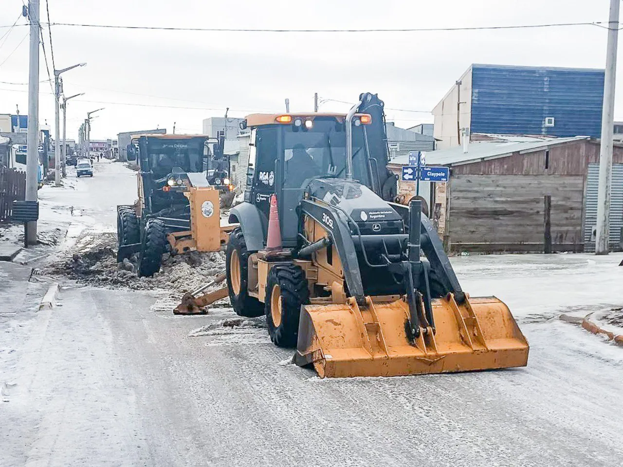 Intensifican los trabajos sobre las calles ante la presencia de hielo lavado (4)