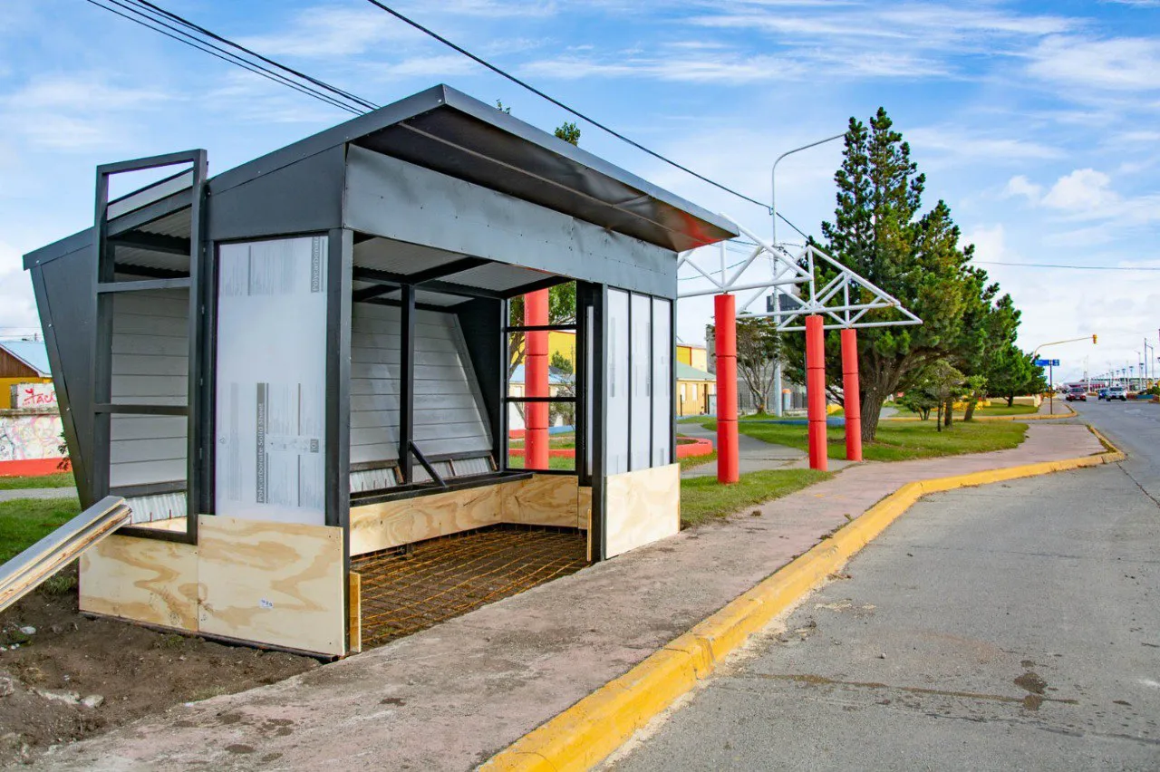 Comenzaron trabajos de remodelación de las garitas de colectivos en Río Grande