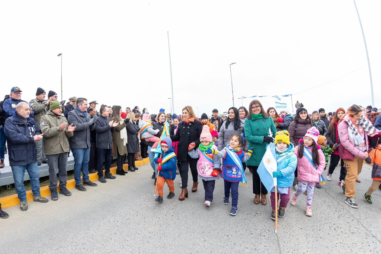 Alrededor de 20 mil riograndenses participaron del desfile y las actividades por Malvinas (1)