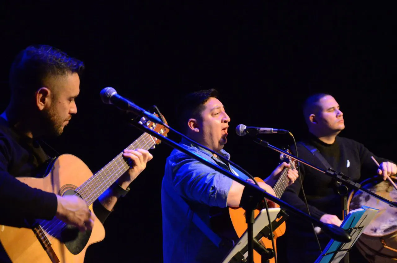 Vecinos de Ushuaia disfrutaron de la Vigilia “Esperando el 9 de Julio” (2)