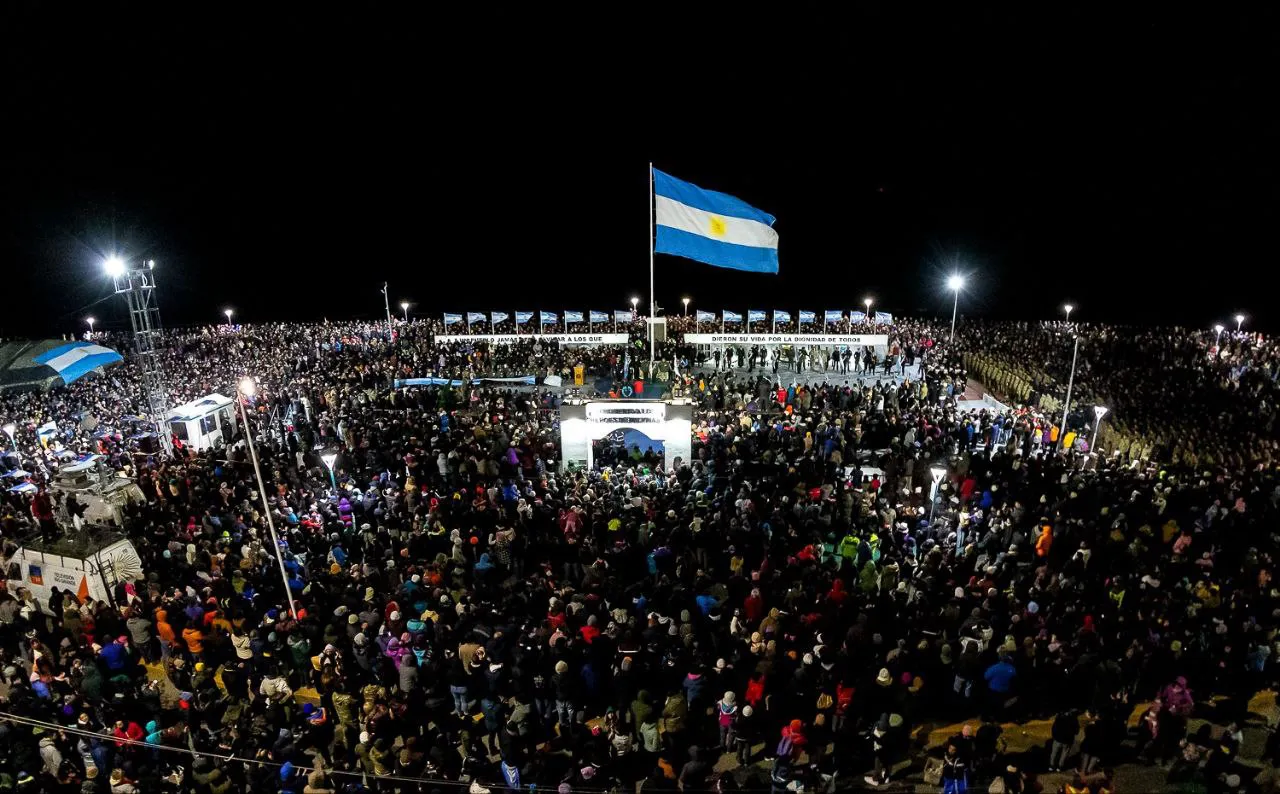 Los vecinos de Río Grande acompañaron a los veteranos en la tradicional Vigilia (1)
