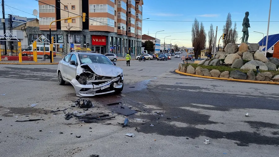 Taxista habría cruzado el semáforo en rojo y protagonizó un violento choque (5)