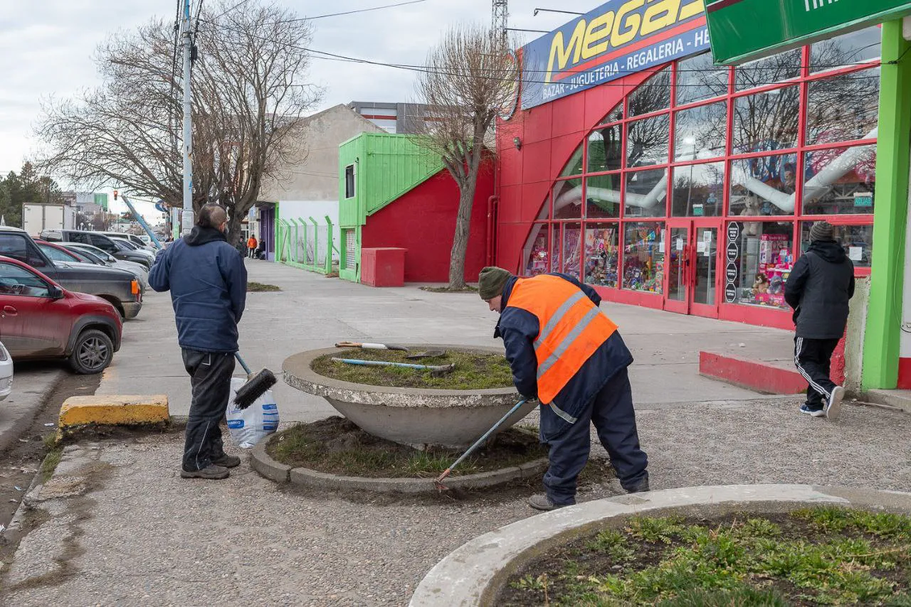 Personal municipal lleva adelante diversas tareas de embellecimiento de la ciudad (4)
