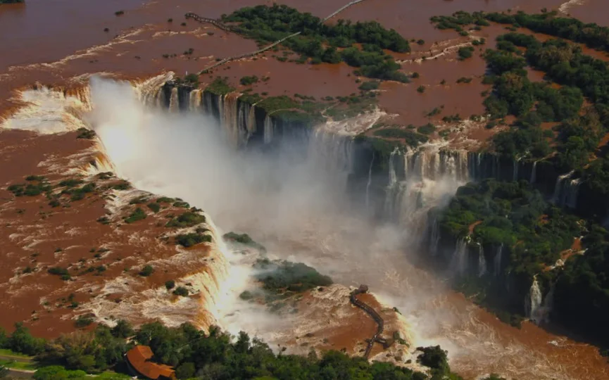 El Parque Nacional Iguazú reabre sus puertas este martes tras la baja del caudal del río