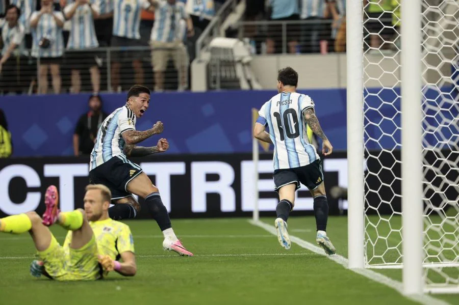 Argentina venció a Austria con dos goles de un Messi estelar y avanzó a 16avos