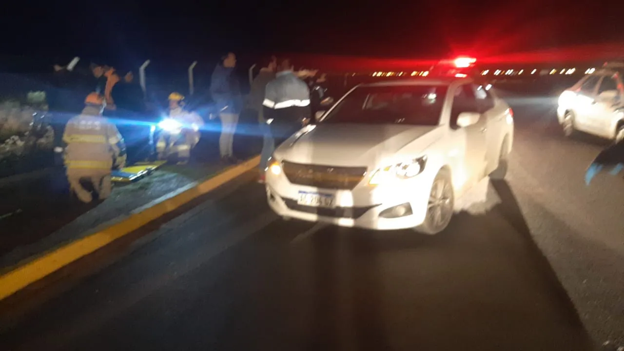 Automóvil embistió a una motocicleta y una bicicleta dejando varios heridos