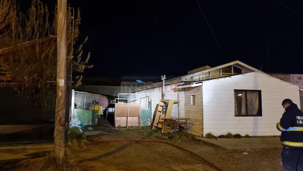 Un incendio arrasó con una casilla sobre calle 25 de Mayo al 1500 (4)