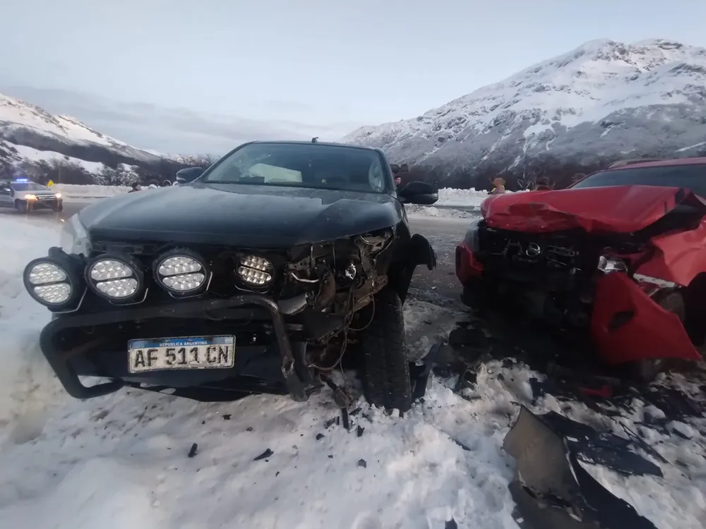 Dos camionetas chocaron frontalmente en el sector del Paso Garibaldi (3)