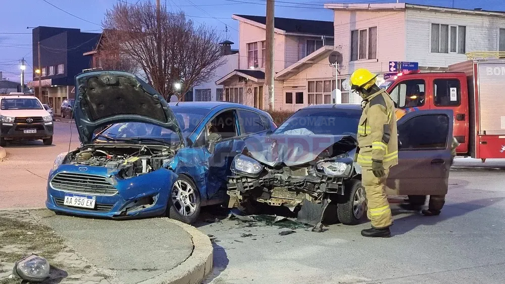 Tres personas hospitalizadas tras un violento choque en la zona céntrica (1)