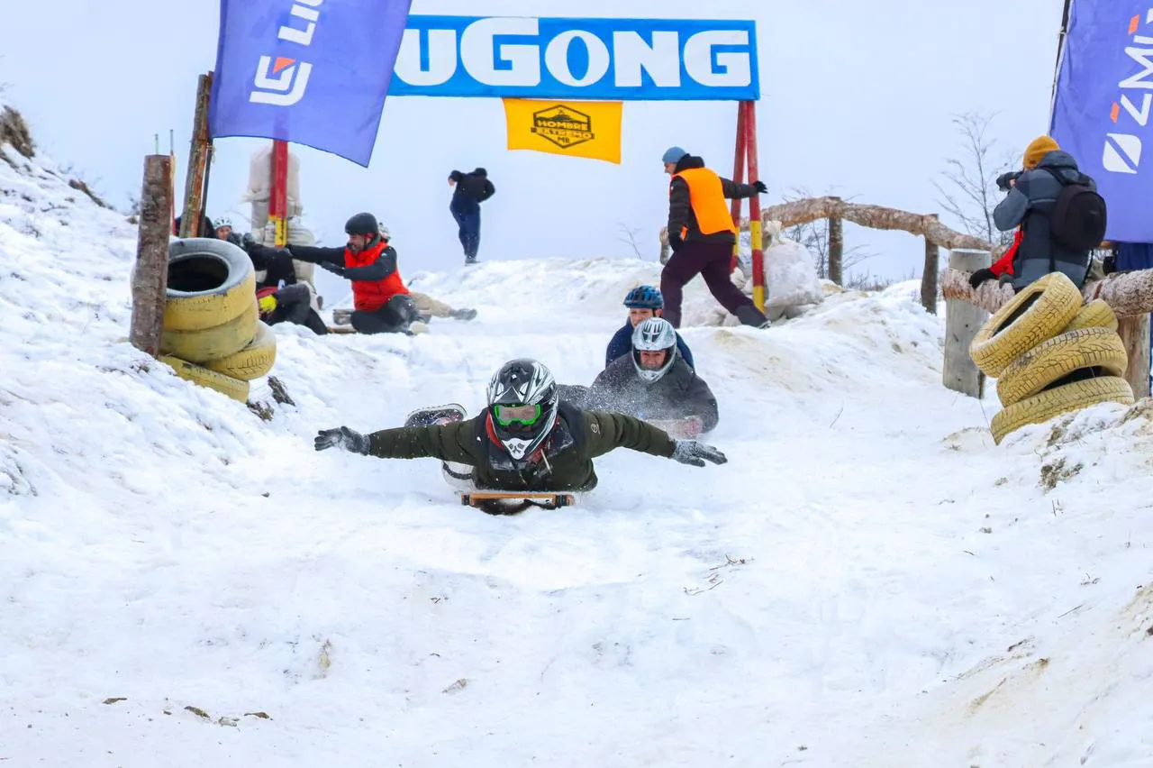La ciudad de Tolhuin vivió una jornada de alegría familiar con los “Trineos Locos” (1)