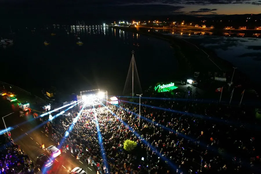 Ushuaia celebró con el encendido del Árbol de Navidad con shows musicales (2)