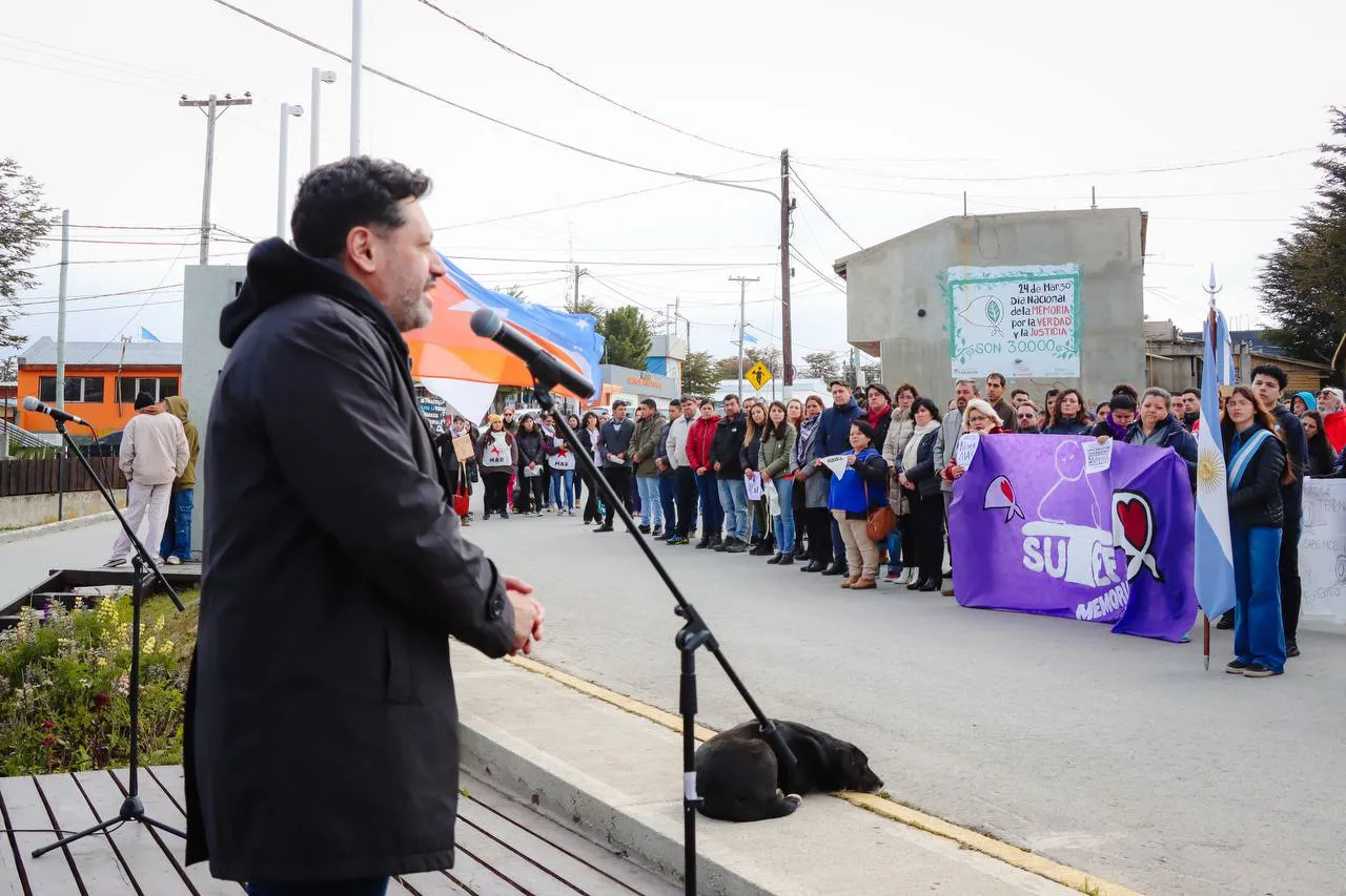 Vecinos de Tolhuin conmemoraron el Día de la Memoria, por la Verdad y la Justicia (3)