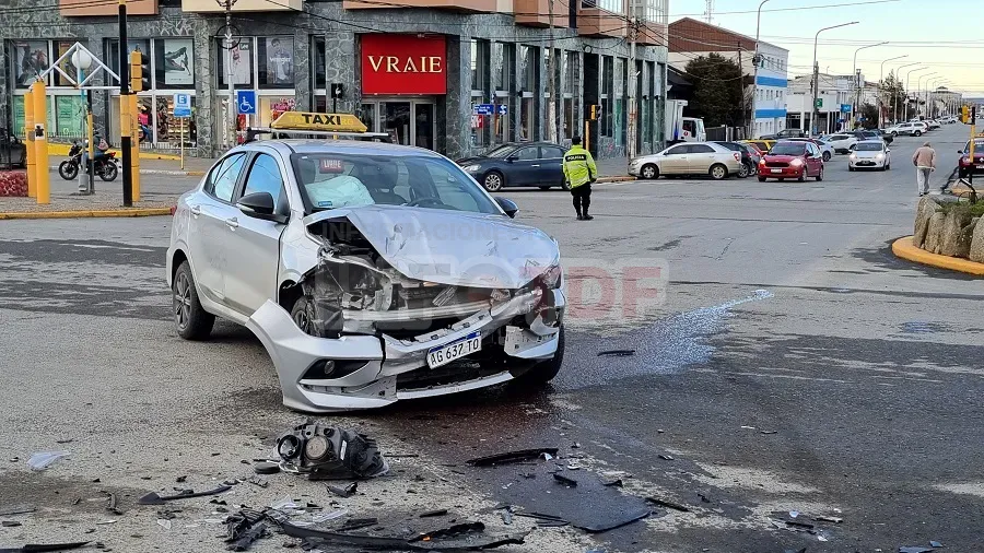 Taxista habría cruzado el semáforo en rojo y protagonizó un violento choque (1)