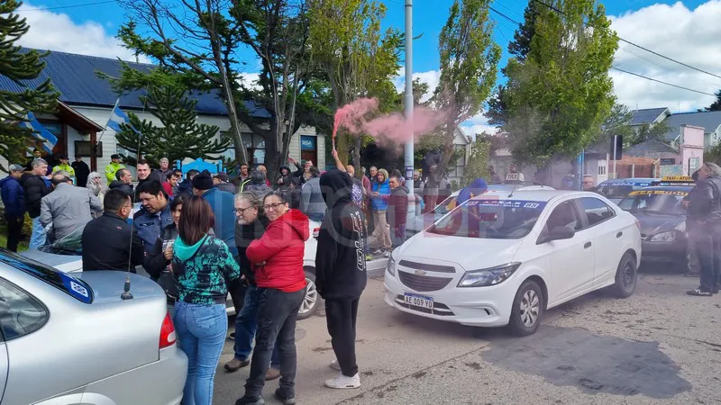 Taxista agredió cobardemente a un periodista mientras daba cobertura de la marcha