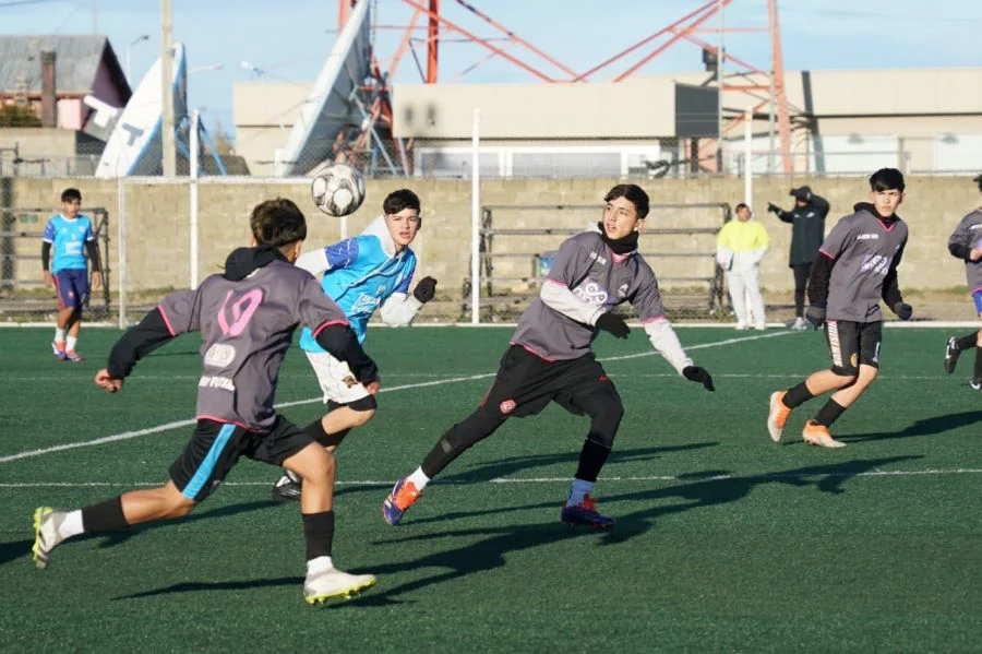 Adolescentes entrenan en fútbol