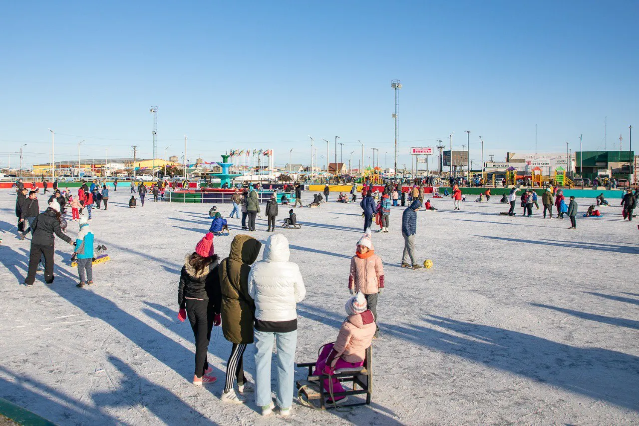 Convocan a las familias a disfrutar de una jornada de juegos en la pista de patinaje (1)