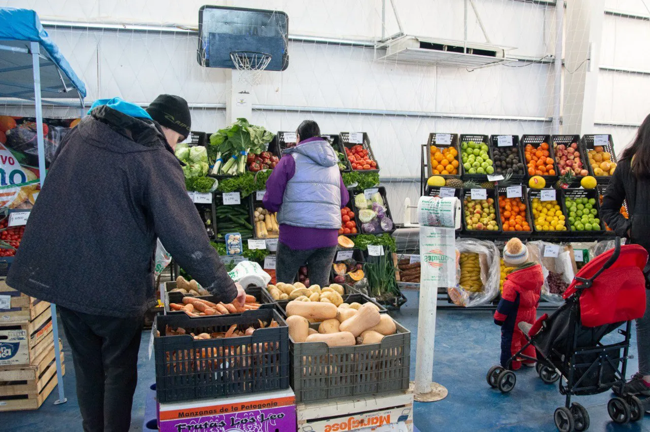 Más de dos mil kilos de mercadería fueron vendidos en “El Mercado en tu Barrio”